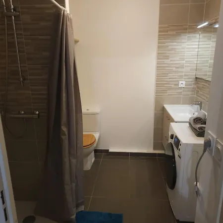 5 Personnes * Toulon